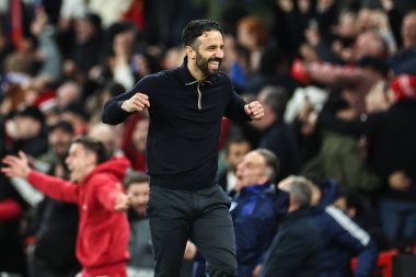 Manchester United takımının Ruben Amorim teknik direktörü, UEFA Avrupa Ligi çeyrek final maçında Manchester United-Lyon maçında 17 Nisan 2025 tarihinde Old Trafford, Manchester, İngiltere 'de 5-4' lük galibiyet golünü kutluyor.
