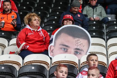 Hull KR taraftarı, Hull KR 'dan Mikey Lewis imzalı bir pankartıyla 18 Nisan 2025' te MKM Stadyumu 'nda oynanan Betfred Süper Lig 8. Raundu maçında Hull FC vs Hull KR' a karşı