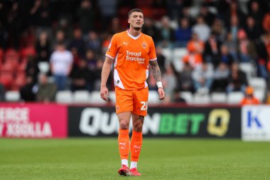 Blackpool takımından Oliver Casey, 18 Nisan 2025 'te Lamex Stadyumu' nda oynanan Stevenage - Blackpool maçı sırasında