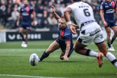 Hull KR 'dan Mikey Lewis, 18 Nisan 2025' te MKM Stadyumu, Hull, Birleşik Krallık 'ta oynanan 8. Betfred Süper Lig karşılaşmasında topu deneme çizgisine doğru fırlattı.