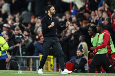 Manchester United takımının Ruben Amorim teknik direktörü, UEFA Avrupa Ligi çeyrek final maçında Manchester United-Lyon maçında 17 Nisan 2025 tarihinde Old Trafford, Manchester, İngiltere 'de 5-4' lük galibiyet golünü kutluyor.
