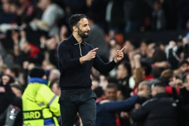 Manchester United takımının Ruben Amorim teknik direktörü, UEFA Avrupa Ligi çeyrek final maçında Manchester United-Lyon maçında 17 Nisan 2025 tarihinde Old Trafford, Manchester, İngiltere 'de 5-4' lük galibiyet golünü kutluyor.