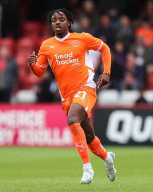 Blackpool takımından Niall Ennis, 18 Nisan 2025 'te Lamex Stevenage, İngiltere' de Stevenage ve Blackpool maçında karşılaştı.