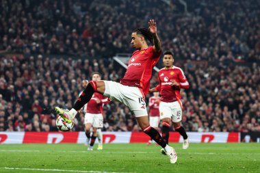 Manchester United takımından Leny Yoro, UEFA Avrupa Ligi çeyrek final maçında topu Manchester United 'a karşı Old Trafford, Manchester, İngiltere' de 17 Nisan 2025 'te oynuyordu.