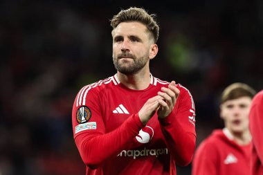 Manchester United takımından Luke Shaw, UEFA Avrupa Ligi çeyrek final maçından sonra taraftarlarını Old Trafford, Manchester, İngiltere 'de 17 Nisan 2025' te Manchester United-Lyon maçında alkışlıyor.