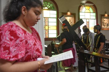 Hıristiyan dindarlar, 18 Nisan 2025 'te Kolkata' daki Kutsal Kalp Kilisesi 'nde İsa Mesih' in çarmıha gerilmesi üzerine bir oyun sahneliyorlar. 