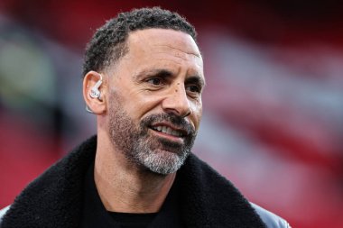 Rio Ferdinand eski Manchester United oyuncusu UEFA Avrupa Ligi çeyrek finalleri önünde Manchester United - Lyon maçı Old Trafford, Manchester, İngiltere, 17 Nisan 2025