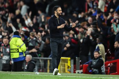 Manchester United takımının Ruben Amorim teknik direktörü, UEFA Avrupa Ligi çeyrek final maçında Manchester United-Lyon maçında 17 Nisan 2025 tarihinde Old Trafford, Manchester, İngiltere 'de 5-4' lük galibiyet golünü kutluyor.