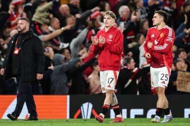 Manchester United takımından Alejandro Garnacho, 17 Nisan 2025 tarihinde Old Trafford, Manchester, İngiltere 'de oynanan UEFA Avrupa Ligi çeyrek final maçı sonrasında ev sahibi taraftarlarını alkışlıyor.