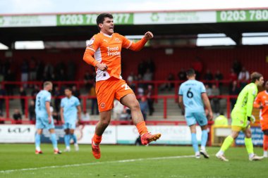 Blackpool 'dan Rob Apter 18 Nisan 2025' te İngiltere 'nin Stevenage Stevenage stadyumunda oynanan Sky Bet 1 karşılaşmasında 0-1 kazanma hedefini kutluyor.