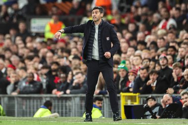 Lyon 'un Paulo Fonseca teknik direktörü, UEFA Avrupa Ligi çeyrek final maçında oyuncularına talimat verir. Manchester United - Lyon maçı, Old Trafford, Manchester, İngiltere, 17 Nisan 2025