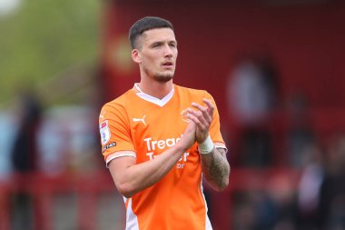 Blackpool 'dan Oliver Casey, 18 Nisan 2025' te İngiltere 'nin Stevenage-Blackpool maçından sonra gezgin taraftarları alkışlıyor.