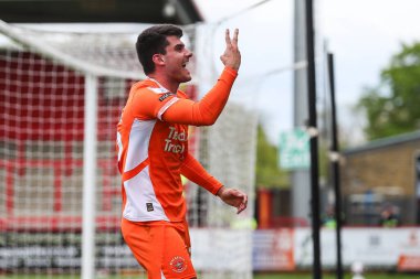 Blackpool 'dan Rob Apter 18 Nisan 2025' te İngiltere 'nin Stevenage Stevenage stadyumunda oynanan Sky Bet 1 karşılaşmasında 0-3 kazanma hedefini kutluyor.