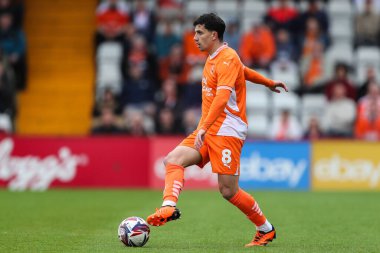 Blackpool 'dan Albie Morgan 18 Nisan 2025' te Lamex Stevenage, İngiltere 'deki Stevenage-Blackpool maçında topu kontrol ediyor.
