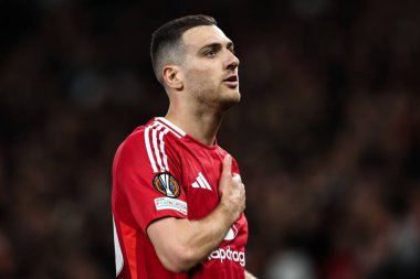 Manchester United takımından Diogo Dalot, 17 Nisan 2025 tarihinde Old Trafford, Manchester, İngiltere 'de oynanan UEFA Avrupa Ligi çeyrek final maçında 2-0' lık galibiyetini kutluyor.
