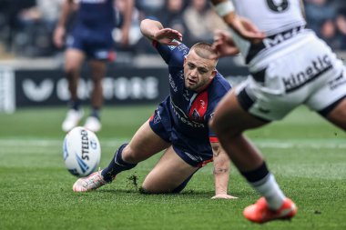 Hull KR 'dan Mikey Lewis, 18 Nisan 2025' te MKM Stadyumu, Hull, Birleşik Krallık 'ta oynanan 8. Betfred Süper Lig karşılaşmasında topu deneme çizgisine doğru fırlattı.