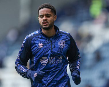 Queens Park Rangers takımından Jonathan Varane, 18 Nisan 2025 'te İngiltere' nin Deepdale kentinde oynanan Preston North End-Queens Park Rangers maçının öncesinde ısınıyor.