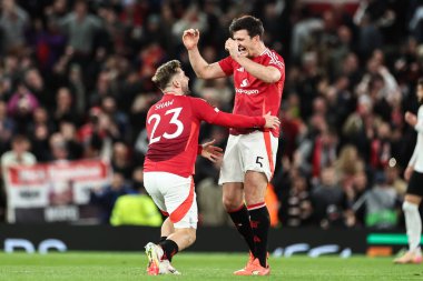 Manchester United 'dan Luke Shaw ve Manchester United' dan Harry Maguire, 17 Nisan 2025 'te Old Trafford, Manchester, Birleşik Krallık' ta oynanan Manchester United - Lyon çeyrek final maçında takımlarının kazanmasını kutluyorlar.