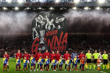 Manchester United oyuncuları UEFA Avrupa Ligi çeyrek final maçının önünde 17 Nisan 2025 'te Old Trafford, Manchester, İngiltere' de Manchester United-Lyon maçında tifo önünde sıraya girdiler.