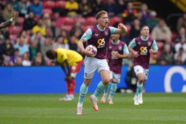 Burnley 'den Zian Flemming, 18 Nisan 2025' te İngiltere 'nin Watarage Road, Watford-Burnley maçında Gökyüzü İddia Şampiyonası' nı kutluyor.