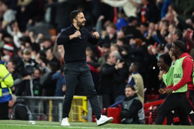 Manchester United takımının Ruben Amorim teknik direktörü, UEFA Avrupa Ligi çeyrek final maçında Manchester United-Lyon maçında 17 Nisan 2025 tarihinde Old Trafford, Manchester, İngiltere 'de 5-4' lük galibiyet golünü kutluyor.
