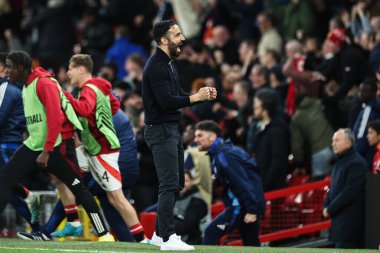 Manchester United takımının Ruben Amorim teknik direktörü, UEFA Avrupa Ligi çeyrek final maçında Manchester United-Lyon maçında 17 Nisan 2025 tarihinde Old Trafford, Manchester, İngiltere 'de 5-4' lük galibiyet golünü kutluyor.