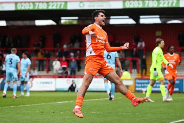 Blackpool 'dan Rob Apter 18 Nisan 2025' te İngiltere 'nin Stevenage Stevenage stadyumunda oynanan Sky Bet 1 karşılaşmasında 0-1 kazanma hedefini kutluyor.