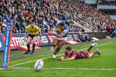 Leeds Rhinos takımından Ryan Hall, 18 Nisan 2025 'te Leeds Stadyumu' nda oynanan 8. Betfred Süper Lig karşılaşmasında topu deneme çizgisine doğru atıyor.
