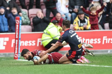Wigan Warriors takımından Abbas Miski, 18 Nisan 2025 'te İngiltere' nin Wigan şehrindeki The Brick Community Stadyumu 'nda oynanan 8.
