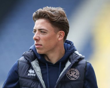 Queens Park Rangers takımından Harrison Ashby, 18 Nisan 2025 'te İngiltere' nin Deepdale kentinde oynanan Preston North End-Queens Park Rangers maçından önce stadyuma geldi.