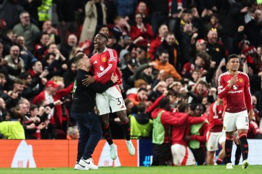 Manchester United takımından Kobbie Mainoo, UEFA Avrupa Ligi çeyrek final maçında 17 Nisan 2025 tarihinde Old Trafford, Manchester, İngiltere 'de oynanan Manchester United-Lyon maçında takımının 5-4' lük galibiyetini kutluyor.