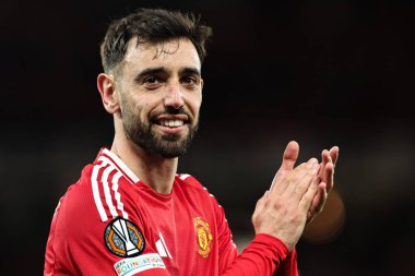 Manchester United takımından Bruno Fernandes, 17 Nisan 2025 'te Manchester United ile Lyon maçında oynanan UEFA Avrupa Ligi çeyrek finali sonrasında ev sahibi taraftarlarını alkışlıyor.