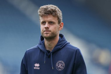 Queens Park Rangers takımından Nicolas Madsen, 18 Nisan 2025 'te İngiltere' nin başkenti Preston 'da oynanan ve Queens Park Rangers' a karşı oynanan Sky Bet Şampiyonası öncesinde stadyuma vardı.