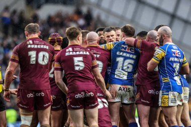 Her iki takımın oyuncuları 18 Nisan 2025 'te Headingley Stadyumu, Leeds, İngiltere' de oynanan 8. Betfred Süper Lig karşılaşmasında Leeds Rhinos 'a karşı Huddersfield Giants maçında kavga ederler.