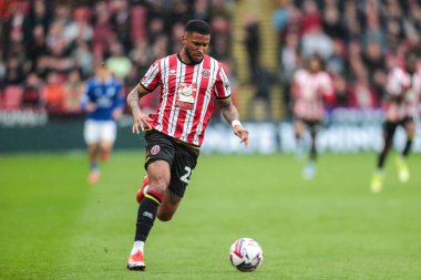 Sheffield United takımından Tyrese Campbell 18 Nisan 2025 'te Sheffield Lane, İngiltere' de Sheffield United 'a karşı Cardiff City' de oynanan Gökyüzü İddia Şampiyonası maçında topu aldı.