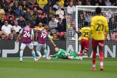 Watford 'dan Egil Selvik, 18 Nisan 2025' te Watarage Road, İngiltere 'de oynanan Sky Bet Şampiyonası maçında Burnley' li Zian Flemming 'i kurtardı.