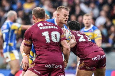 Huddersfield Giants takımından Tom Burgess ve Huddersfield Giants 'tan Cooper Jenkins, Leeds - Huddersfield Stadyumu' ndaki Leeds Rhinos - Huddersfield Giants maçında 18 Nisan 2025 