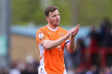 Blackpool 'dan Lee Evans, 18 Nisan 2025' te İngiltere 'nin Lamex Stadyumu' nda oynanan Stevenage-Blackpool maçı sonrasında gezgin taraftarları alkışlıyor.