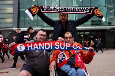 Manchester United taraftarları UEFA Avrupa Ligi çeyrek finali öncesinde Manchester United - Lyon maçı Old Trafford, Manchester, İngiltere, 17 Nisan 2025