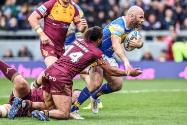 Leeds Rhinos takımından Matt Frawley, 18 Nisan 2025 tarihinde Leeds Stadyumu, Leeds, İngiltere 'de oynanan Betfred Süper Lig 8. Round karşılaşmasında Huddersfield Giants karşısında Huddersfield Giants' dan Ashton Golding ile karşı karşıya geldi.