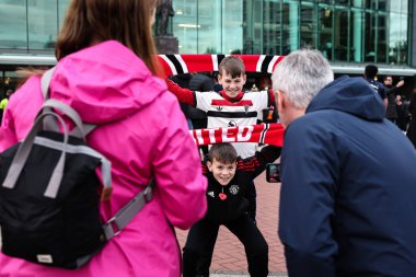Manchester United taraftarları UEFA Avrupa Ligi çeyrek finali öncesinde Manchester United - Lyon maçı Old Trafford, Manchester, İngiltere, 17 Nisan 2025