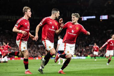 Manchester United takımından Diogo Dalot, 17 Nisan 2025 tarihinde Old Trafford, Manchester, İngiltere 'de oynanan UEFA Avrupa Ligi çeyrek final maçında 2-0' lık galibiyetini kutluyor.