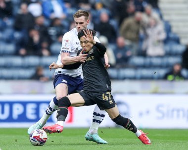 Queens Park Rangers 'dan Yang Min-Hyeok, 18 Nisan 2025' te Preston North End 'deki Preston North End-Queens Park Rangers karşılaşmasında Preston North End' den Liam Lindsay 'i geçiyor.