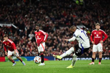 Lyon 'dan Alexandre Lacazette, UEFA Avrupa Ligi çeyrek final maçında Old Trafford, Manchester, İngiltere' de Manchester United Lyon 'a karşı 17 Nisan 2025' de 2-4 'lük bir penaltı kaydetti.
