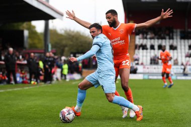 Stevenage 'dan Jake Forster-Caskey, 18 Nisan 2025' te İngiltere 'nin Stevenage Stevenage kentinde oynanan Sky Bet 1 karşılaşmasında Blackpool' dan CJ Hamilton 'ı durdurdu.
