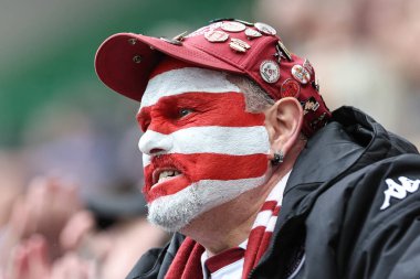 Wigan taraftarlarının yüzü kiraz ve beyaza boyanmış bir Wigan taraftarı, Wigan Warriors 'un 18 Nisan 202' de Wigan Warriors 'a karşı oynadığı The Brick Community Stadyumu, Wigan, İngiltere' de oynanan 8.