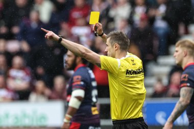 Hakem Chris Kendall, 18 Nisan 2025 'te İngiltere' nin Wigan kentindeki The Brick Community Stadyumu 'nda oynanan Betfred Süper Lig 8. Maçı' nda Musa Mbye 'a sarı kart verdi.