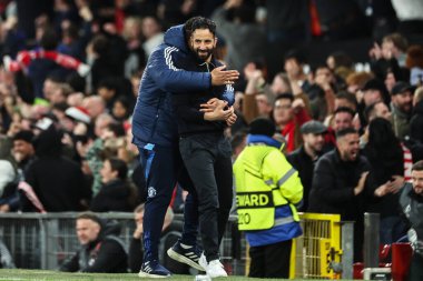 Manchester United takımının Ruben Amorim teknik direktörü, UEFA Avrupa Ligi çeyrek final maçında Manchester United-Lyon maçında 17 Nisan 2025 'te Old Trafford, Manchester, İngiltere' de 4-4 'lük galibiyet golünü kutluyor.
