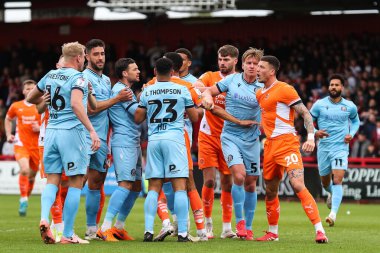 Stevenage 'den Lewis Freestone ile Blackpool' dan Oliver Casey arasında 18 Nisan 2025 'te Lamex Stevenage, İngiltere' deki Stevenage-Blackpool maçında gerginlik tırmanmaya başladı.