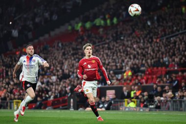 Lyon 'dan Jordan Veretout ve Manchester United' dan Alejandro Garnacho, Manchester United - Old Trafford, Manchester, Birleşik Krallık 'ta oynanan UEFA Avrupa Ligi çeyrek final maçında top için yarışıyorlar.